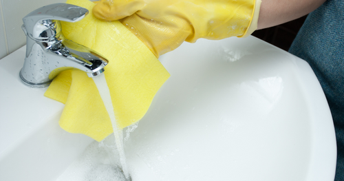 cleaning hacks for bathroom faucet