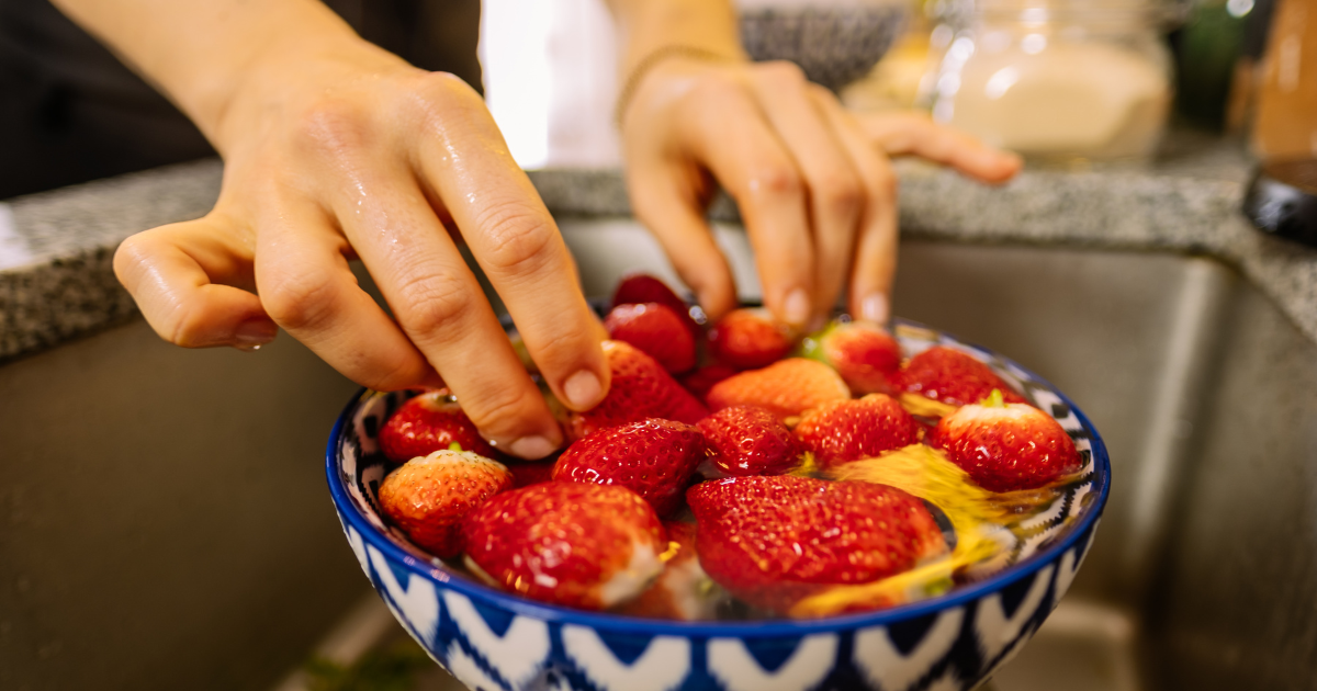 clean strawberries with salt